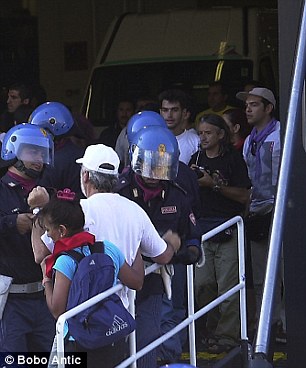Απίστετη επίθεση Daily Mail στον Τσίπρα με φωτογραφίες από τη Γένοβα [photos] - Φωτογραφία 3