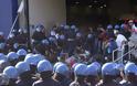 Απίστετη επίθεση Daily Mail στον Τσίπρα με φωτογραφίες από τη Γένοβα [photos] - Φωτογραφία 4