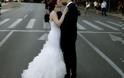 ΑΠΙΣΤΕΥΤΟ: Νύφη και γαμπρός διαδήλωσαν στο «Μένουμε Ευρώπη» [photos]
