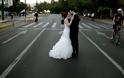 ΑΠΙΣΤΕΥΤΟ: Νύφη και γαμπρός διαδήλωσαν στο «Μένουμε Ευρώπη» [photos] - Φωτογραφία 2