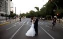 ΑΠΙΣΤΕΥΤΟ: Νύφη και γαμπρός διαδήλωσαν στο «Μένουμε Ευρώπη» [photos] - Φωτογραφία 3