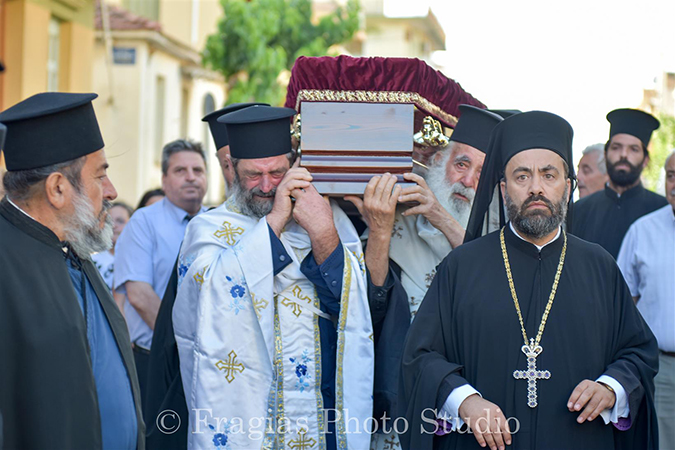 Θρήνος στην Κεφαλλονιά - Σπαρακτικές εικόνες μετά τον πρόωρο χαμό του Μητροπολίτη Γεράσιμου [photos] - Φωτογραφία 12