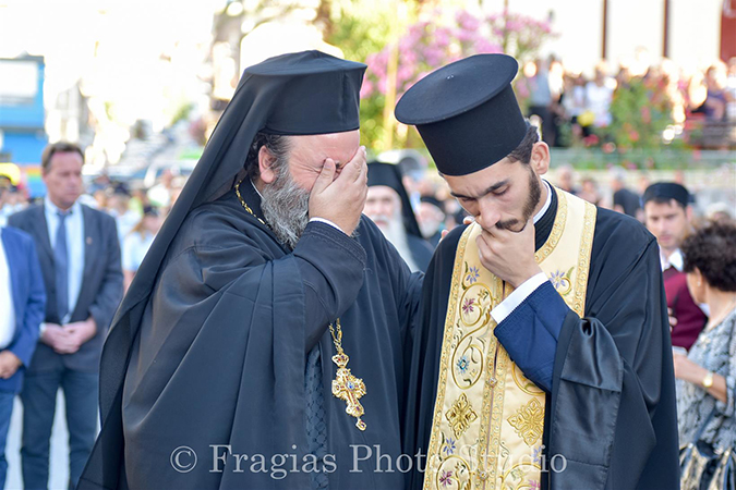 Θρήνος στην Κεφαλλονιά - Σπαρακτικές εικόνες μετά τον πρόωρο χαμό του Μητροπολίτη Γεράσιμου [photos] - Φωτογραφία 6