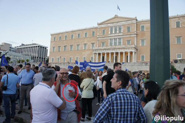 Δεν υπάρχει - Δείτε (όσοι αντέχετε) τον άντρα που έκλεψε τις εντυπώσεις στη διαδήλωση Μένουμε Ελλάδα - Φωτογραφία 2