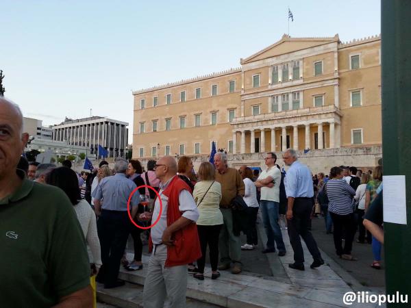 Δεν υπάρχει - Δείτε (όσοι αντέχετε) τον άντρα που έκλεψε τις εντυπώσεις στη διαδήλωση Μένουμε Ελλάδα - Φωτογραφία 4