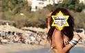 Η τραγουδίστρια που μιμείται τον τίτλο του τραγουδιού της στην παραλία [video]