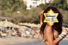 Η τραγουδίστρια που μιμείται τον τίτλο του τραγουδιού της στην παραλία [video]