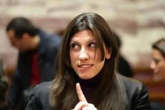 Οι πόζες της Ζωής για τον φακό ξένου πρακτορείου που κάνουν τον γύρο του διαδικτύου - Η γαλαζοπράσινη σκιά και το σηκωμένο φρύδι [photos]