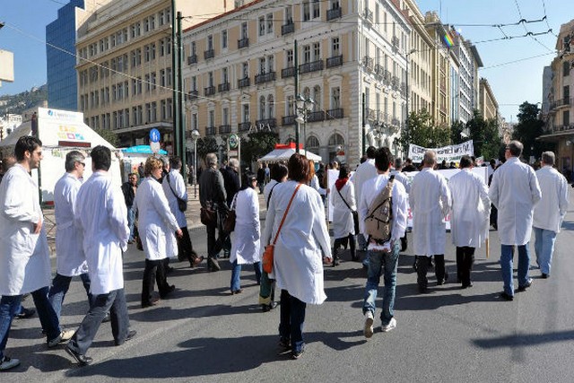Ξεκίνησε η μνημονιακή πολιτική του ΣΥΡΙΖΑ με απολύσεις γιατρών - Φωτογραφία 1