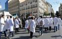 Ξεκίνησε η μνημονιακή πολιτική του ΣΥΡΙΖΑ με απολύσεις γιατρών
