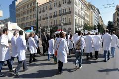 Ξεκίνησε η μνημονιακή πολιτική του ΣΥΡΙΖΑ με απολύσεις γιατρών