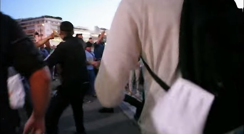 ΚΑΡΕ ΚΑΡΕ η επίθεση αντιεξουσιαστών στους διαδηλωτές του Μένουμε Ευρώπη - Την ανέβασαν στο διαδίκτυο [video] [photo] - Φωτογραφία 5