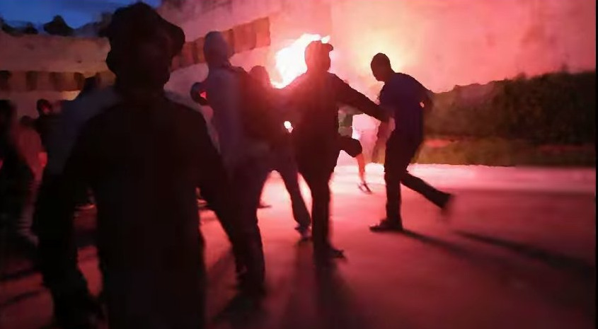 ΚΑΡΕ ΚΑΡΕ η επίθεση αντιεξουσιαστών στους διαδηλωτές του Μένουμε Ευρώπη - Την ανέβασαν στο διαδίκτυο [video] [photo] - Φωτογραφία 7