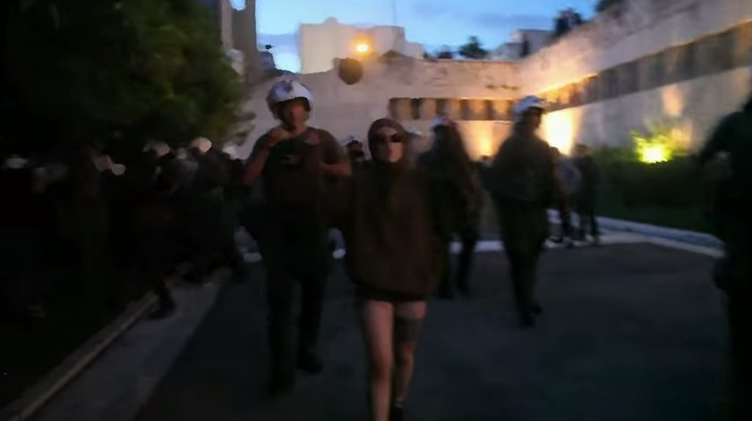ΚΑΡΕ ΚΑΡΕ η επίθεση αντιεξουσιαστών στους διαδηλωτές του Μένουμε Ευρώπη - Την ανέβασαν στο διαδίκτυο [video] [photo] - Φωτογραφία 8