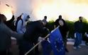 ΚΑΡΕ ΚΑΡΕ η επίθεση αντιεξουσιαστών στους διαδηλωτές του Μένουμε Ευρώπη - Την ανέβασαν στο διαδίκτυο [video] [photo] - Φωτογραφία 2