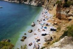 Κι όμως υπάρχουν τέσσερις παραλίες γυμνιστών δίπλα στην Πάτρα