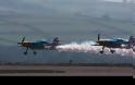 Eκπληκτικό κόλπο που κόβει την ανάσα - Δύο αεροπλάνα πετούν μέσα από ένα υπόστεγο... [video]