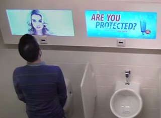 Τοποθέτησαν 3 οθόνες στην τουαλέτα των ανδρών - Tι συμβαίνει όταν ένας άντρας μπαίνει στην τουαλέτα... [video] - Φωτογραφία 1