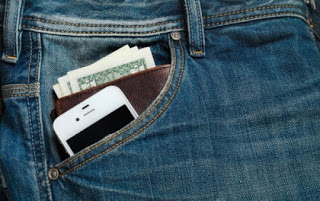Γιατί δεν πρέπει να βάζουμε πότε κινητό και πορτοφόλι στην τσέπη του παντελονιού μας - Φωτογραφία 1