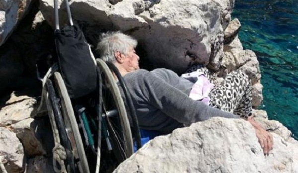 Πέταξαν σε βράχια του Αιγαίου ανάπηρη γυναίκα - Φωτογραφία 1