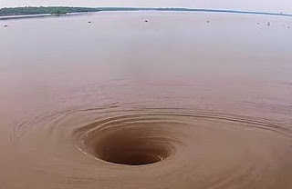 ΦΑΙΝΟΜΕΝΟ: Εμφανίστηκε τεράστιος στρόβιλος σε λίμνη - Μπορεί να ρουφήξει μέχρι και «βάρκα» [video] - Φωτογραφία 1