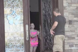 Σοκαριστικό βίντεο: Πόσο εύκολο είναι για έναν άγνωστο να μπει στο σπίτι σας με τα παιδιά σας, όταν απουσιάζετε; [video] - Φωτογραφία 1