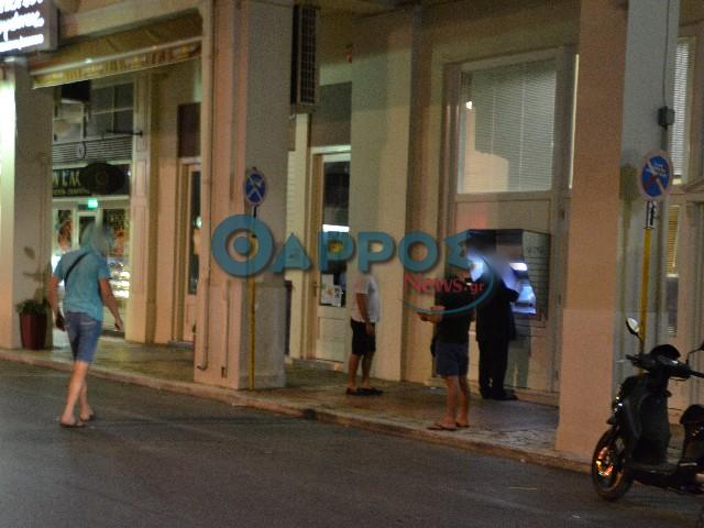 Παραμένει ο «χαμός» και στα ΑΤΜ της Καλαμάτας υπό αστυνομική επιτήρηση - Φωτογραφία 2