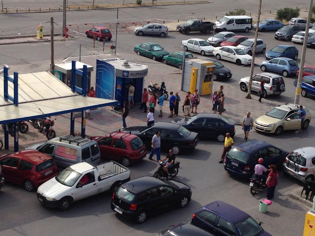 Ουρές σε τράπεζες και βενζινάδικα στην Λέσβο -Στέρεψαν τα ATM της Πειραιώς στην Μυτιλήνη; - Φωτογραφία 2