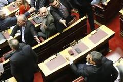 ΧΑΛΙΑ τους τα κάνει τα ΝΕΥΡΑ η Ζωή: Χτυπούσαν τα έδρανα από τα νεύρα τους οι βουλευτες για τις παρεμβάσεις της Ζωής
