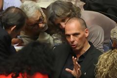 Γύρισε ο Γιάνης Βαρουφάκης από τις Βρυξέλλες και όλοι έπεσαν επάνω του