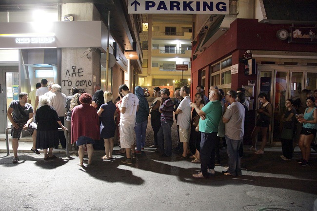 Ουρές στα ΑΤΜ και τα βενζινάδικα μέχρι αργά τη νύχτα και στο Ηράκλειο - Φωτογραφία 5