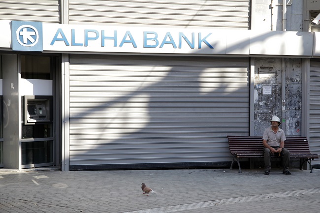 Έξω από τις κλειστές τράπεζες οι συνταξιούχοι στο Ηράκλειο - Φωτογραφία 2