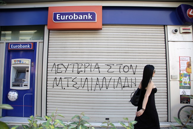 Έξω από τις κλειστές τράπεζες οι συνταξιούχοι στο Ηράκλειο - Φωτογραφία 4