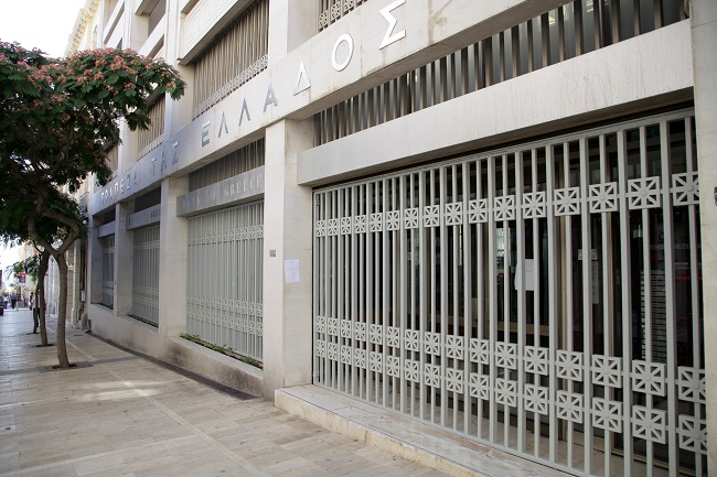 Έξω από τις κλειστές τράπεζες οι συνταξιούχοι στο Ηράκλειο - Φωτογραφία 5