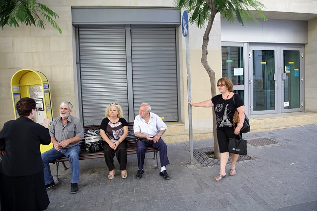 Έξω από τις κλειστές τράπεζες οι συνταξιούχοι στο Ηράκλειο - Φωτογραφία 6