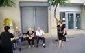 Έξω από τις κλειστές τράπεζες οι συνταξιούχοι στο Ηράκλειο - Φωτογραφία 6