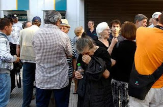 Ολη η Ελλάδα στα ΑΤΜ -Ταλαιπωρία, κλοπές και δάκρυα, στις ατελείωτες ουρές - Φωτογραφία 1
