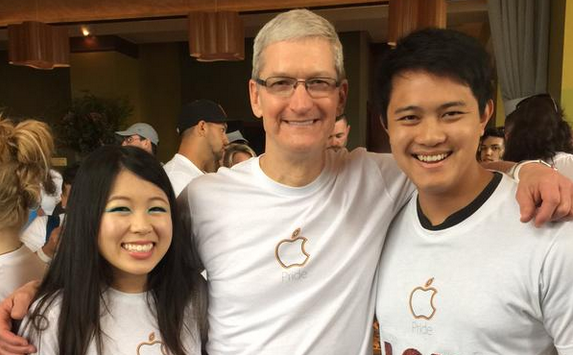 Ο Tim Cook οδήγησε ένα κομβόι 8.000 εργαζομένων της Apple στην παρέλαση ομοφυλοφίλων στο Σαν Φρανσίσκο - Φωτογραφία 1