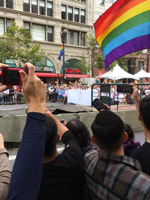 Ο Tim Cook οδήγησε ένα κομβόι 8.000 εργαζομένων της Apple στην παρέλαση ομοφυλοφίλων στο Σαν Φρανσίσκο - Φωτογραφία 2