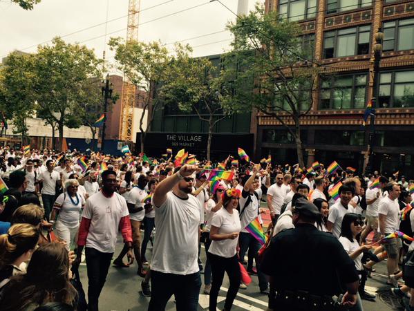 Ο Tim Cook οδήγησε ένα κομβόι 8.000 εργαζομένων της Apple στην παρέλαση ομοφυλοφίλων στο Σαν Φρανσίσκο - Φωτογραφία 3