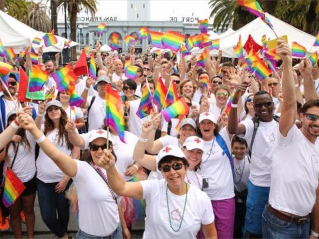 Ο Tim Cook οδήγησε ένα κομβόι 8.000 εργαζομένων της Apple στην παρέλαση ομοφυλοφίλων στο Σαν Φρανσίσκο - Φωτογραφία 4