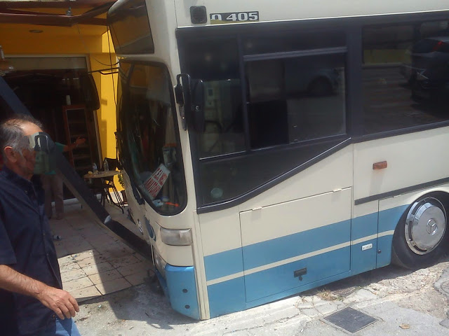 Λεωφορείο του αστικού ΚΤΕΛ,έπεσε σε φούρνο... [photos] - Φωτογραφία 5