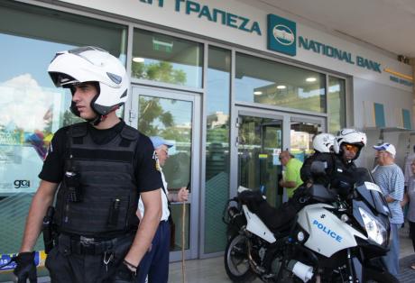 Έκτακτα μέτρα της Αστυνομίας σε τράπεζες, σούπερ μάρκετ και δημόσια κτίρια - Φωτογραφία 1
