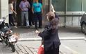 Η Ελένη Λουκά δίνει ρέστα - Νέο επεισόδιο έξω από το ΥΠΟΙΚ ψάχνοντας τον Γιάνη Βαρουφάκη... [photos+video]