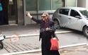 Η Ελένη Λουκά δίνει ρέστα - Νέο επεισόδιο έξω από το ΥΠΟΙΚ ψάχνοντας τον Γιάνη Βαρουφάκη... [photos+video] - Φωτογραφία 2