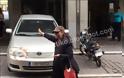 Η Ελένη Λουκά δίνει ρέστα - Νέο επεισόδιο έξω από το ΥΠΟΙΚ ψάχνοντας τον Γιάνη Βαρουφάκη... [photos+video] - Φωτογραφία 4