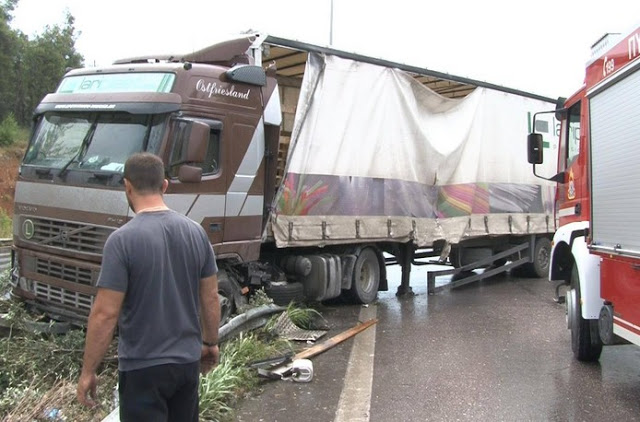 Παρολίγο τραγωδία: Καραμπόλα με νταλίκα στον περιφερειακό στο ύψος της περιοχής Κρυονερίου... [photos] - Φωτογραφία 2