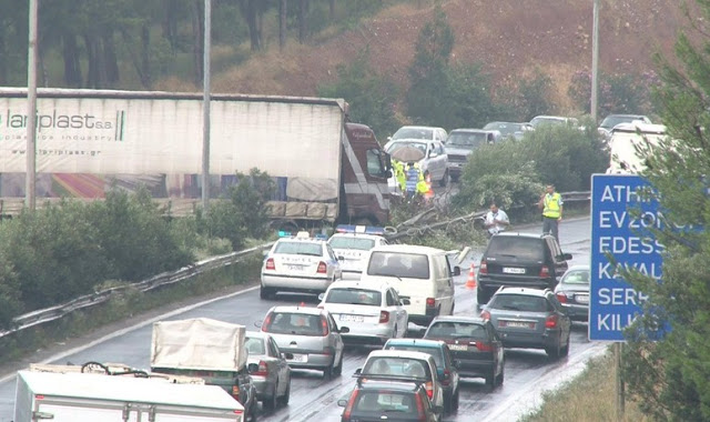 Παρολίγο τραγωδία: Καραμπόλα με νταλίκα στον περιφερειακό στο ύψος της περιοχής Κρυονερίου... [photos] - Φωτογραφία 4