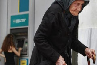 ΧΙΛΙΑ ΜΠΡΑΒΟ ρε μάγκα: Η απελπισμένη γιαγιά μπροστά στο ΑΤΜ στην Κρήτη και η πράξη ανθρωπιάς που συγκλονίζει - Φωτογραφία 1