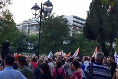 ΤΩΡΑ: Ο Δημήτρης Καζάκης μιλάει στο Σύνταγμα... [photo]